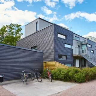 Modern radhuslänga med grå fasad.