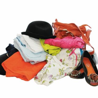 Olika textilier såsom filt, lakda, hatt, skor, klänning, duk och en väska