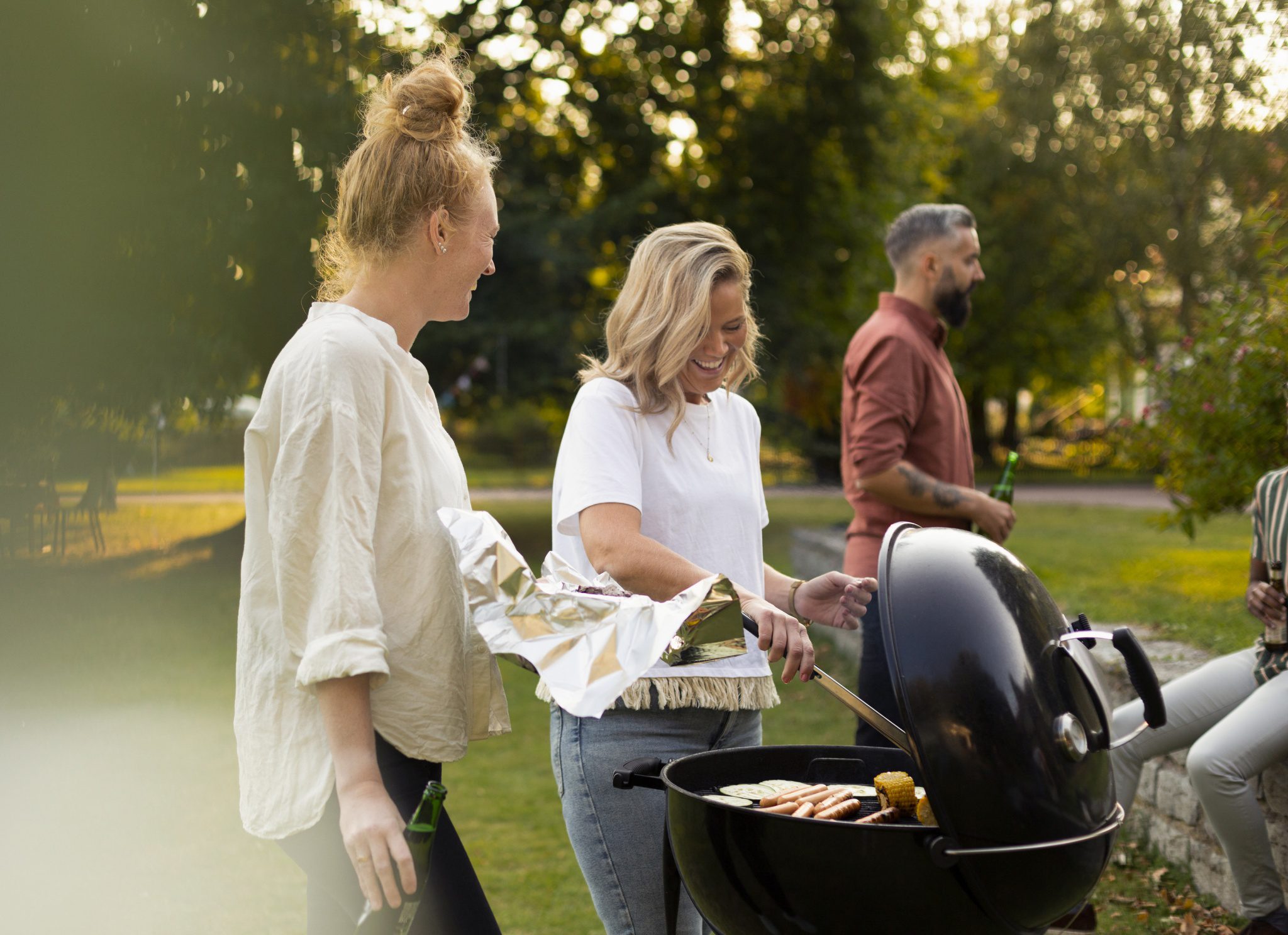 Två kvinnor vid en grill