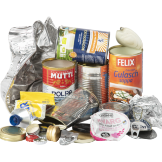 En mängd tomma förpackningar i metall, såsom ärtsoppa, chaminjonsoppa, krossade tomater, kapsyler och lock i metall.