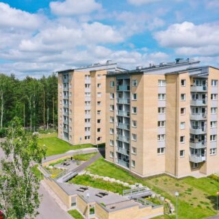 Två punkthus i ljust tegel, 7 våningar, grönytor med bänkar