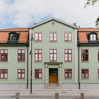 Grönt flerfamiljshus från tidigt 1900-tal.