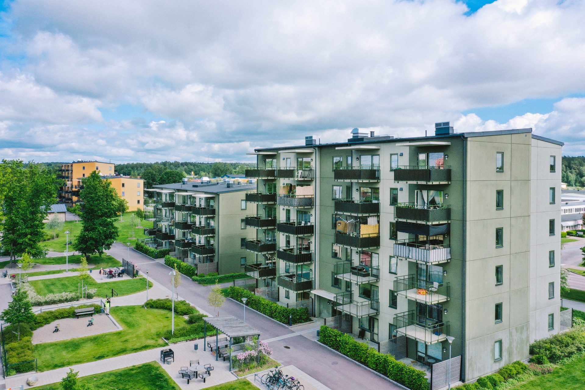 Två gröna punkthus i fyra och sex våningar, med grön innergård.