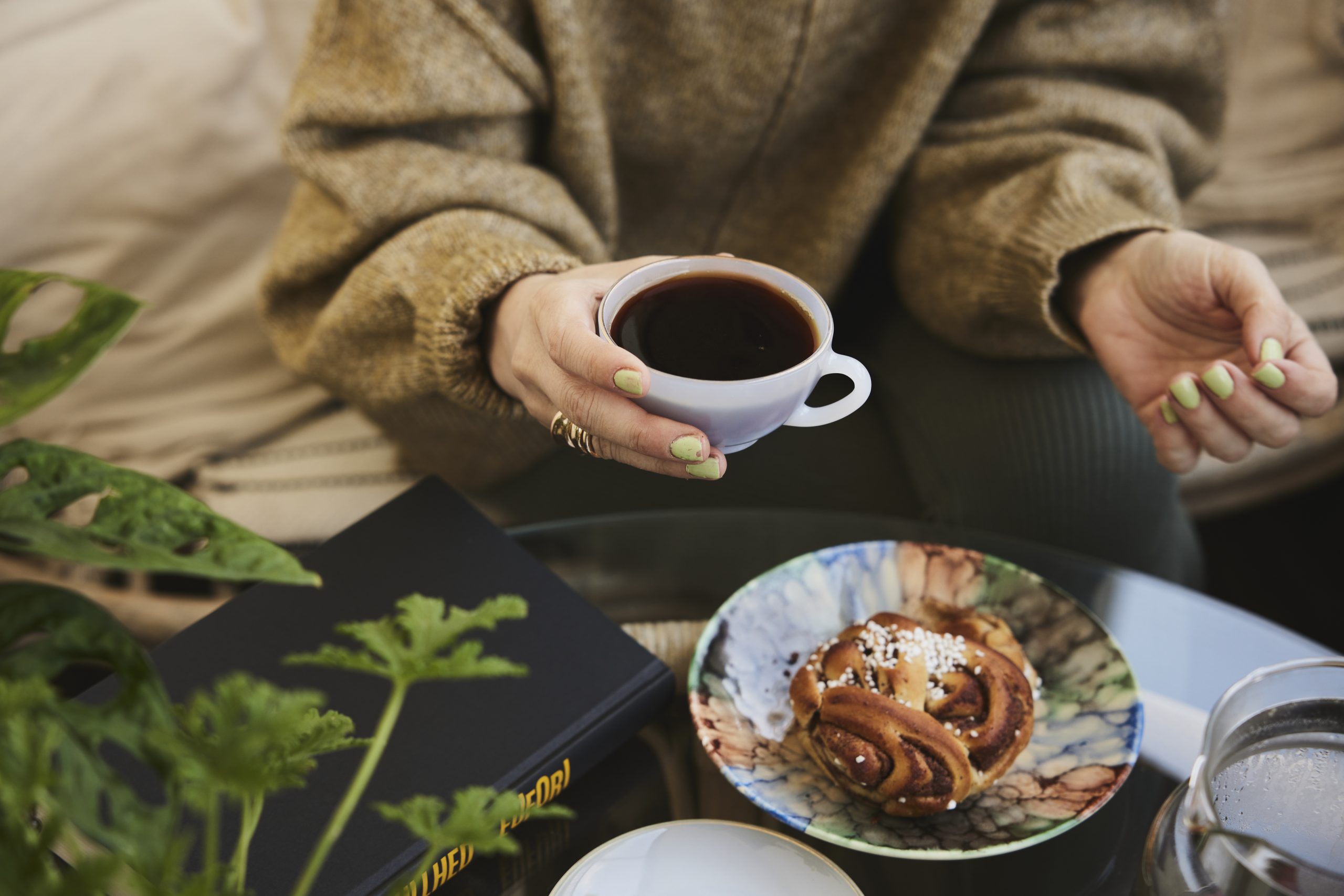 Kvinna håller i kaffekopp