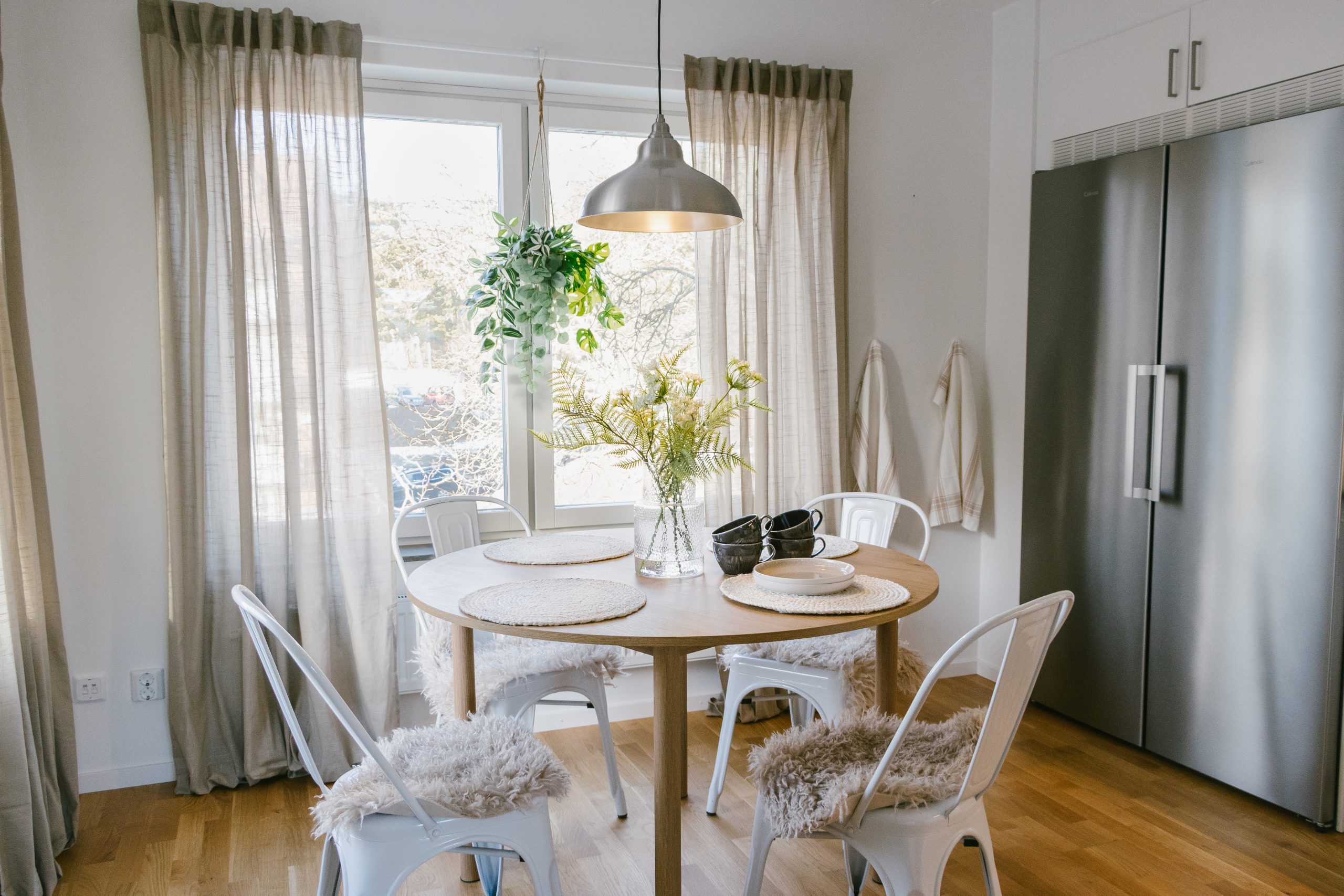 Köksbord med stolar