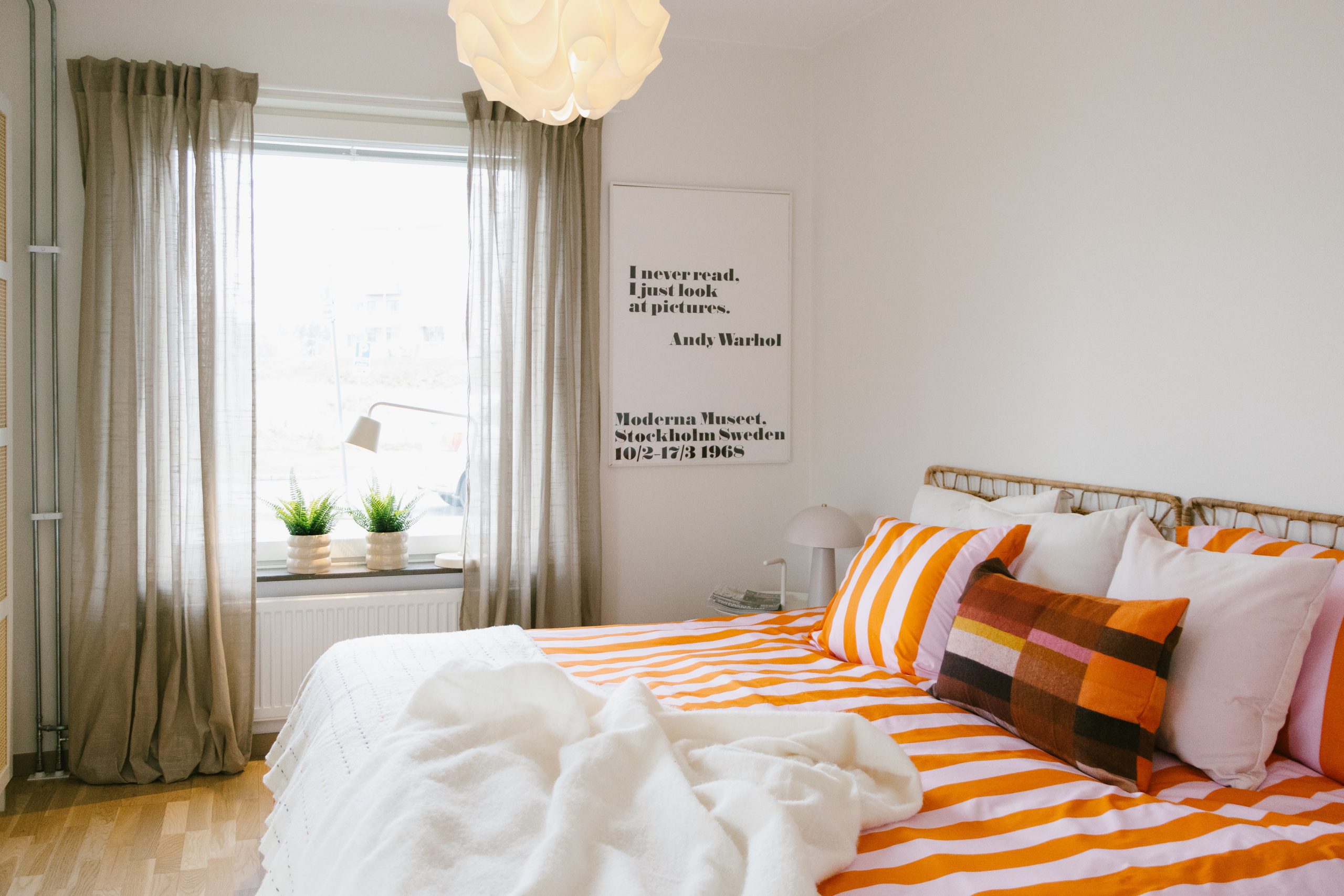 Sovrum med färgglada sängkläder.