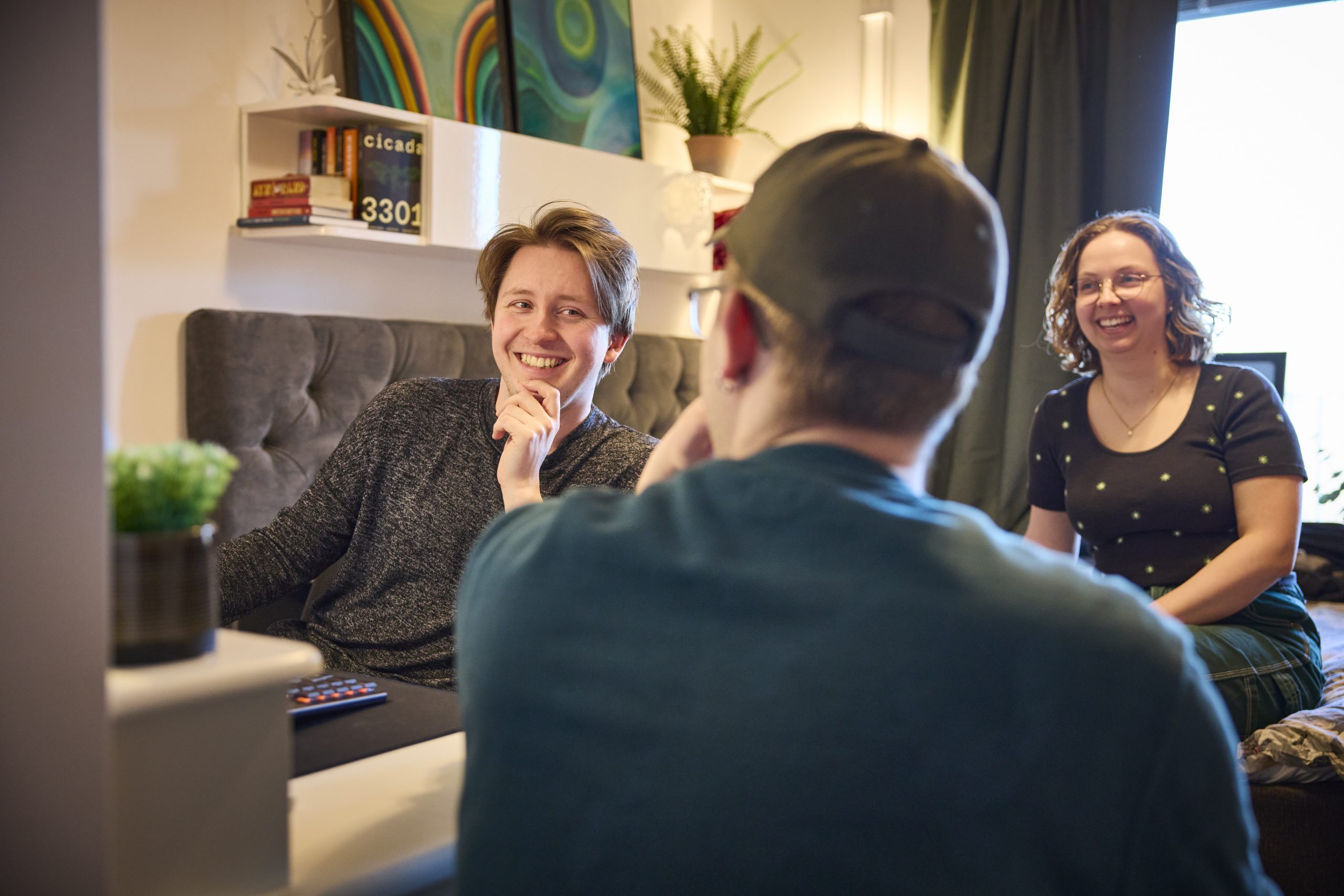 Tre hyresgäster pratar på vårt co-living Livet.