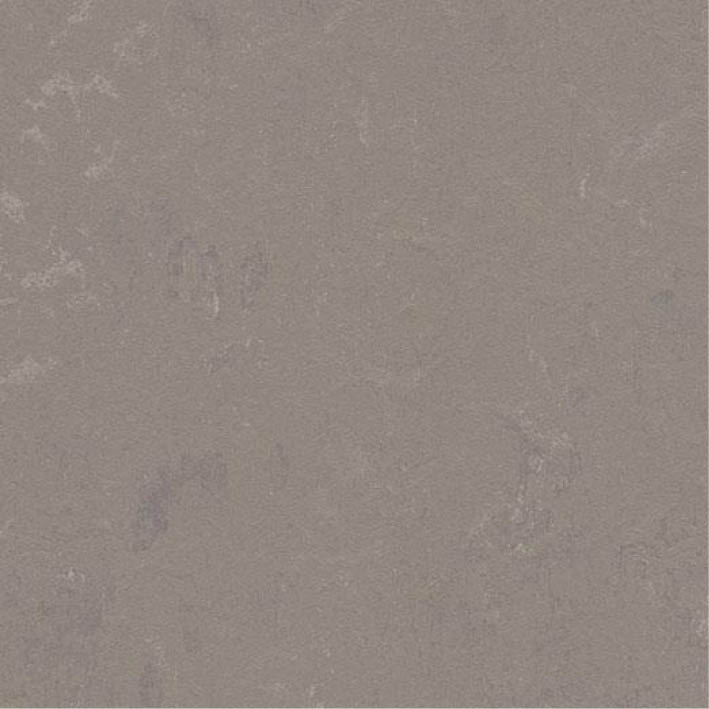 Ett varmgrått golv i linoleum.