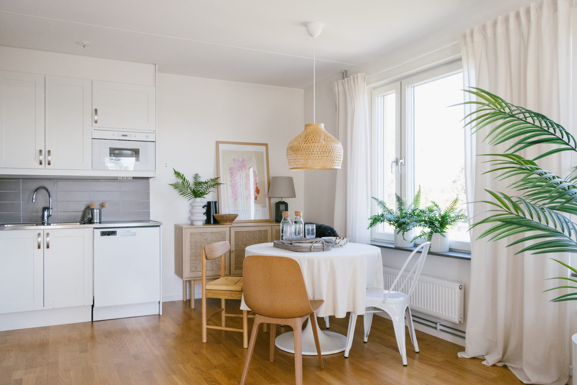 Matplats för fyra personer med dukat bord.