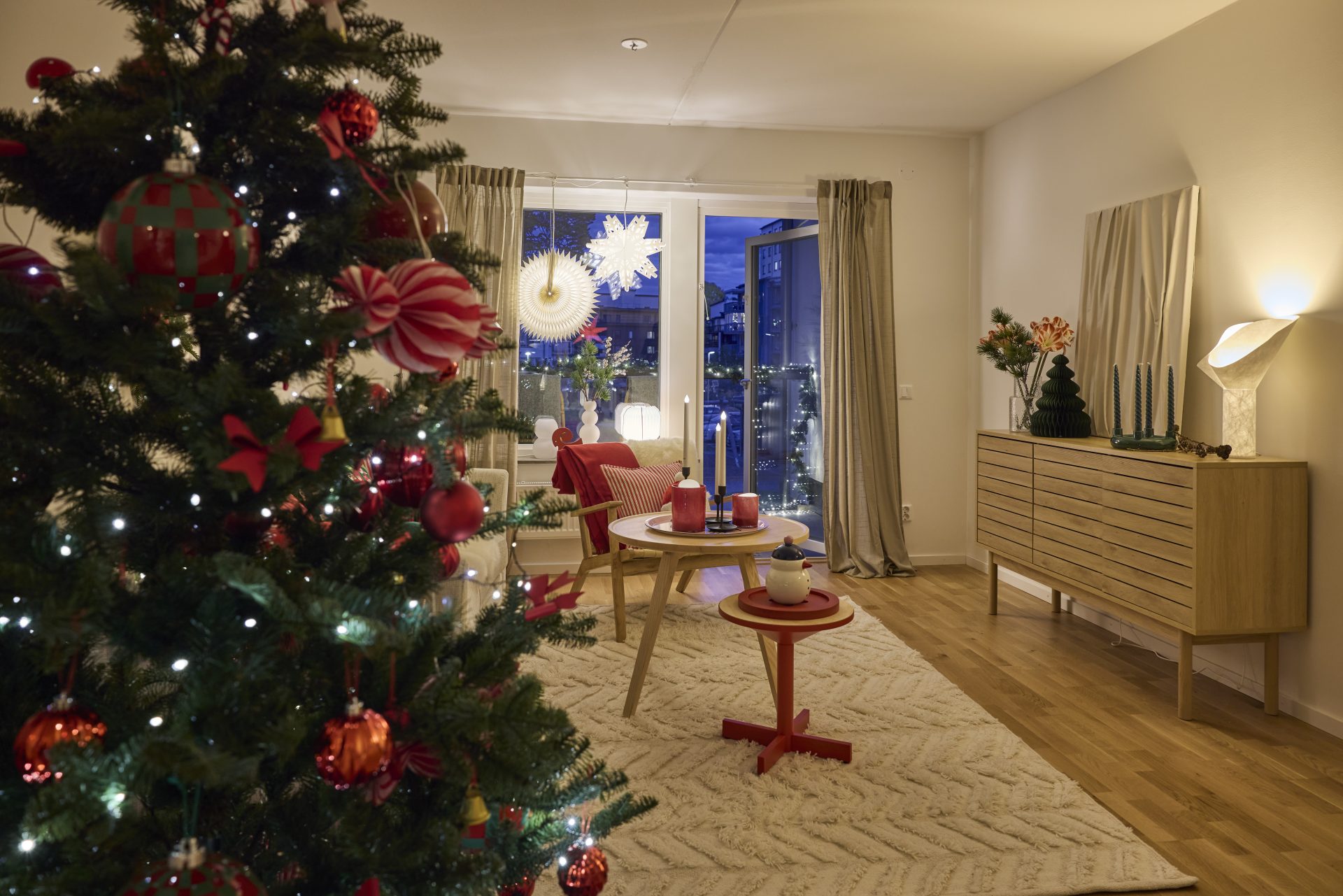 Julpyntat vardagsrum på Patentgatan