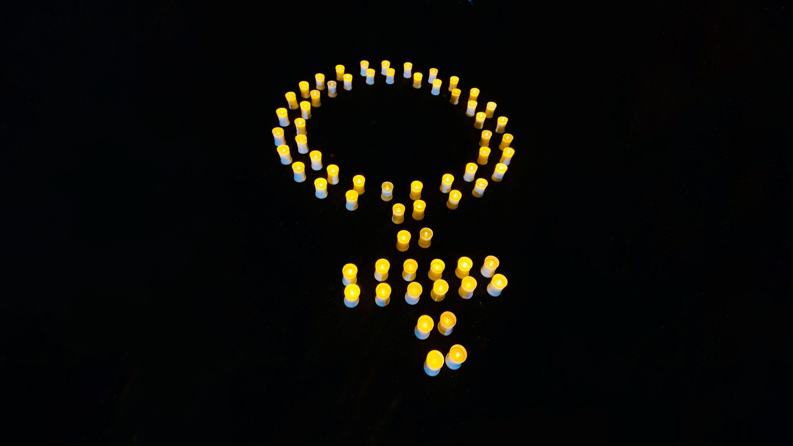 Ljuslyktor som formar kvinnosymbolen.