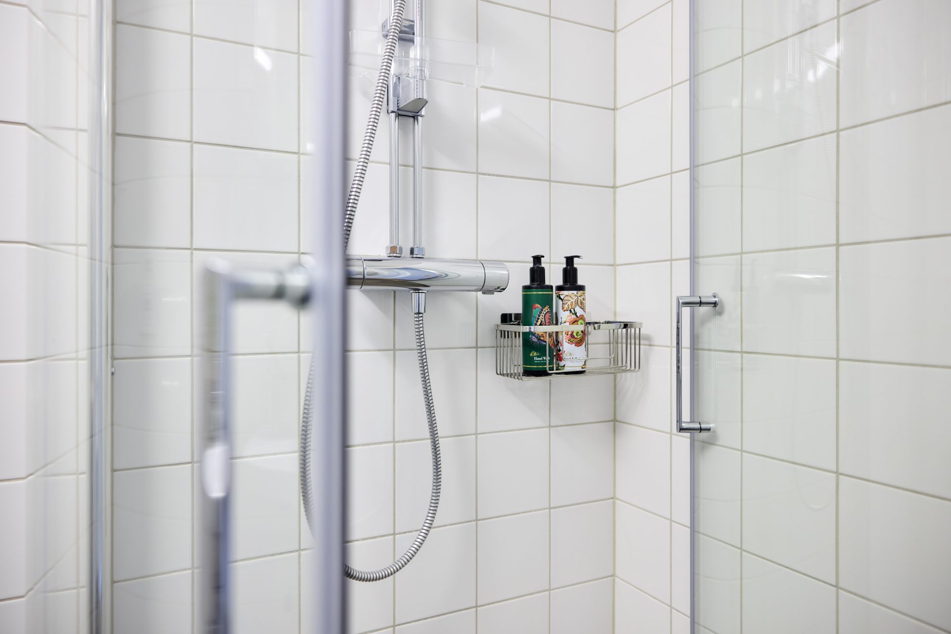 Helkaklad dusch med duschväggar.