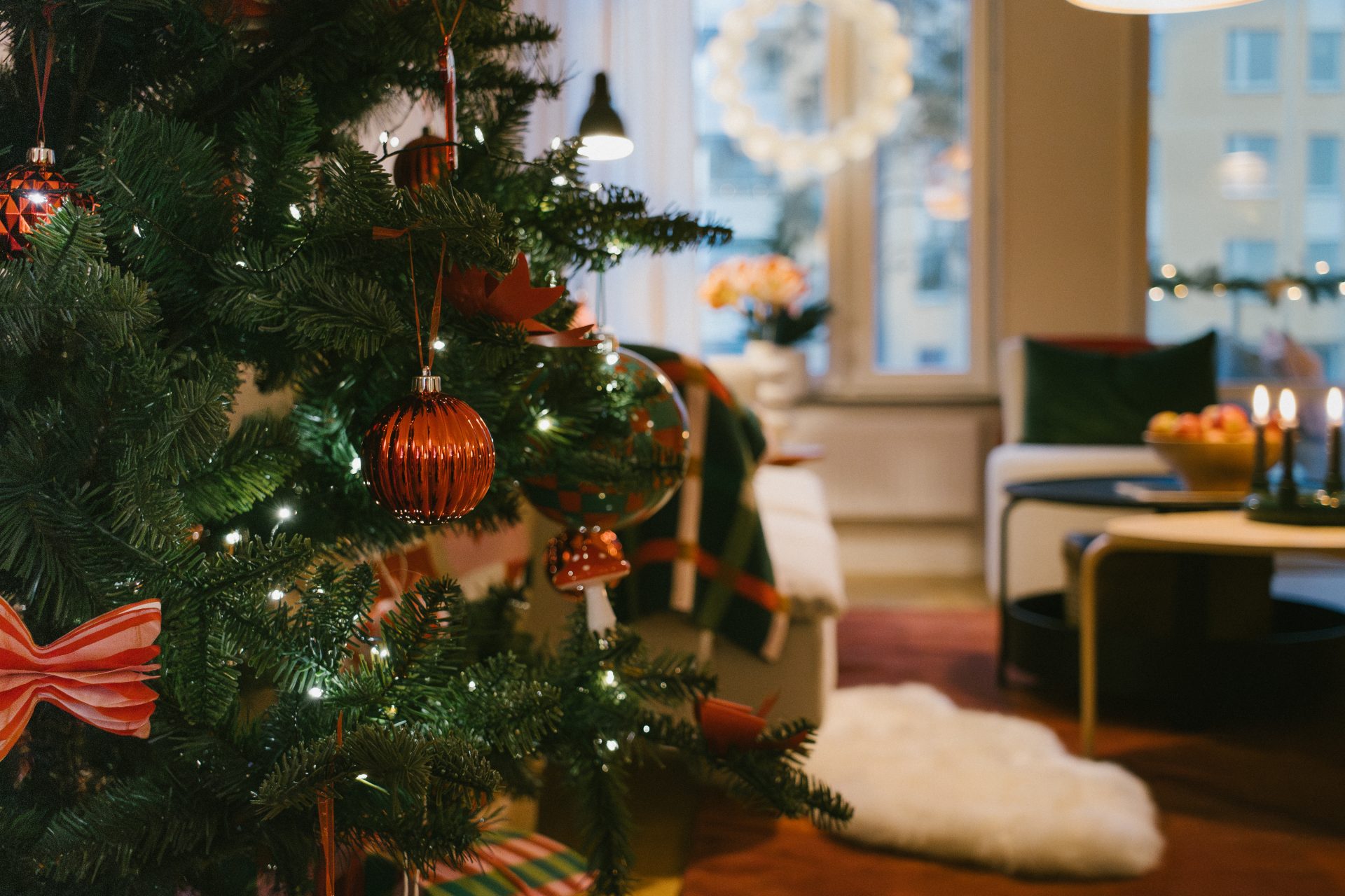 Julgran i vardagsrum
