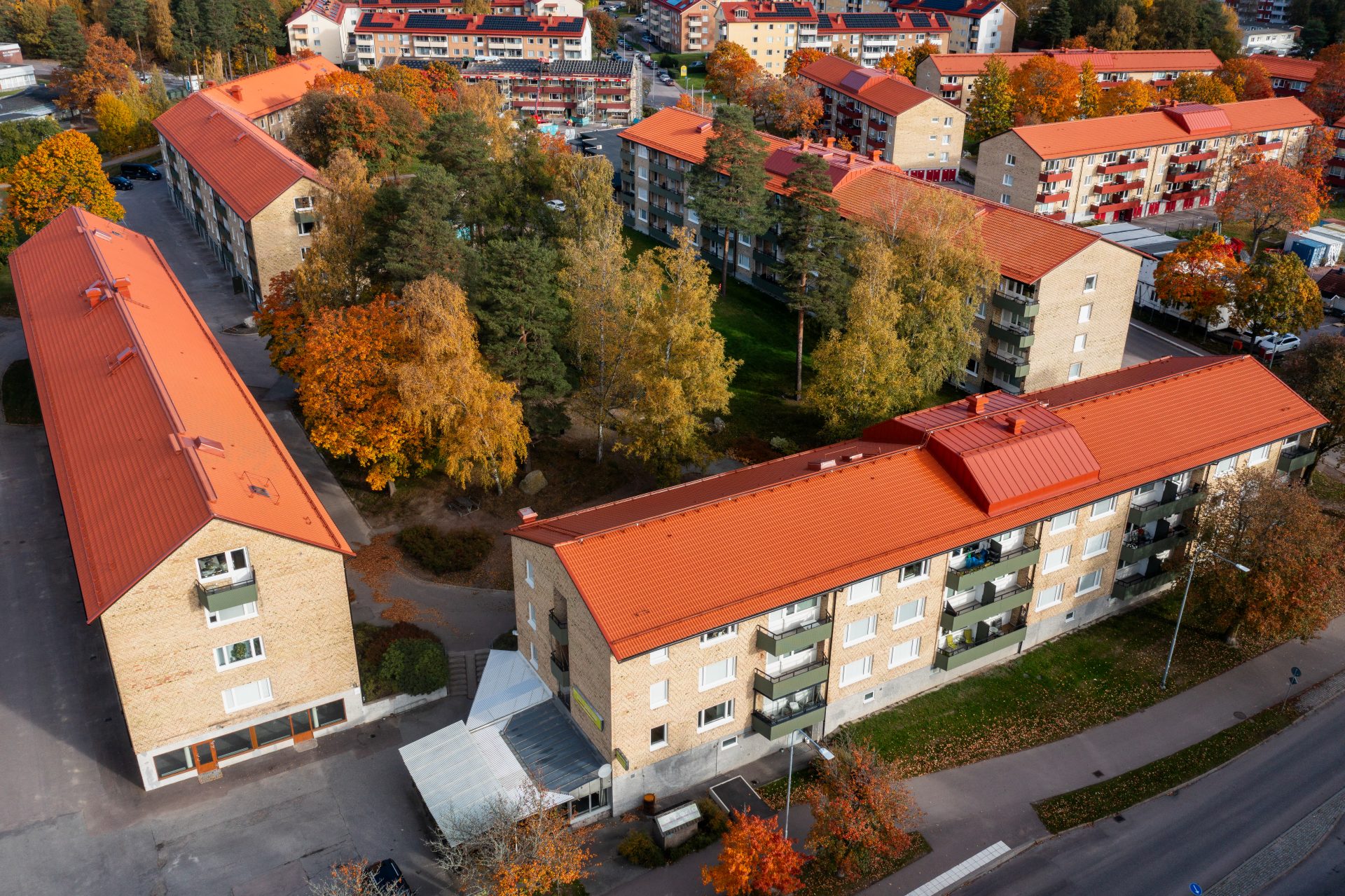 Drönarbild över lägenhetsområde med grön innergård.