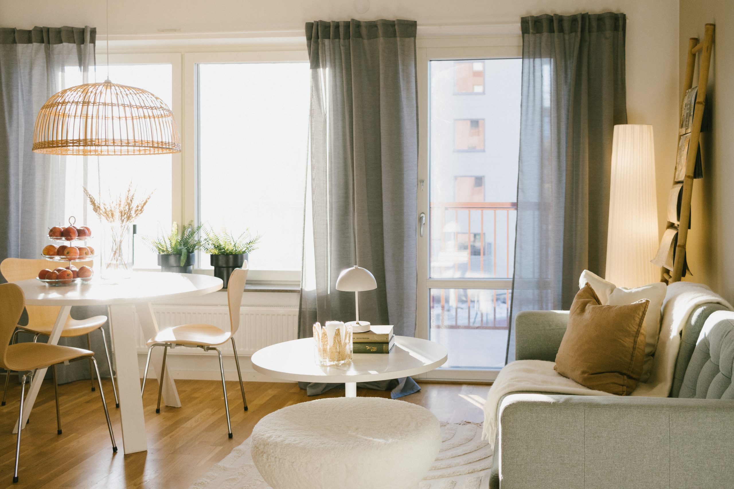 Öppet rum med matbord och soffgrupp