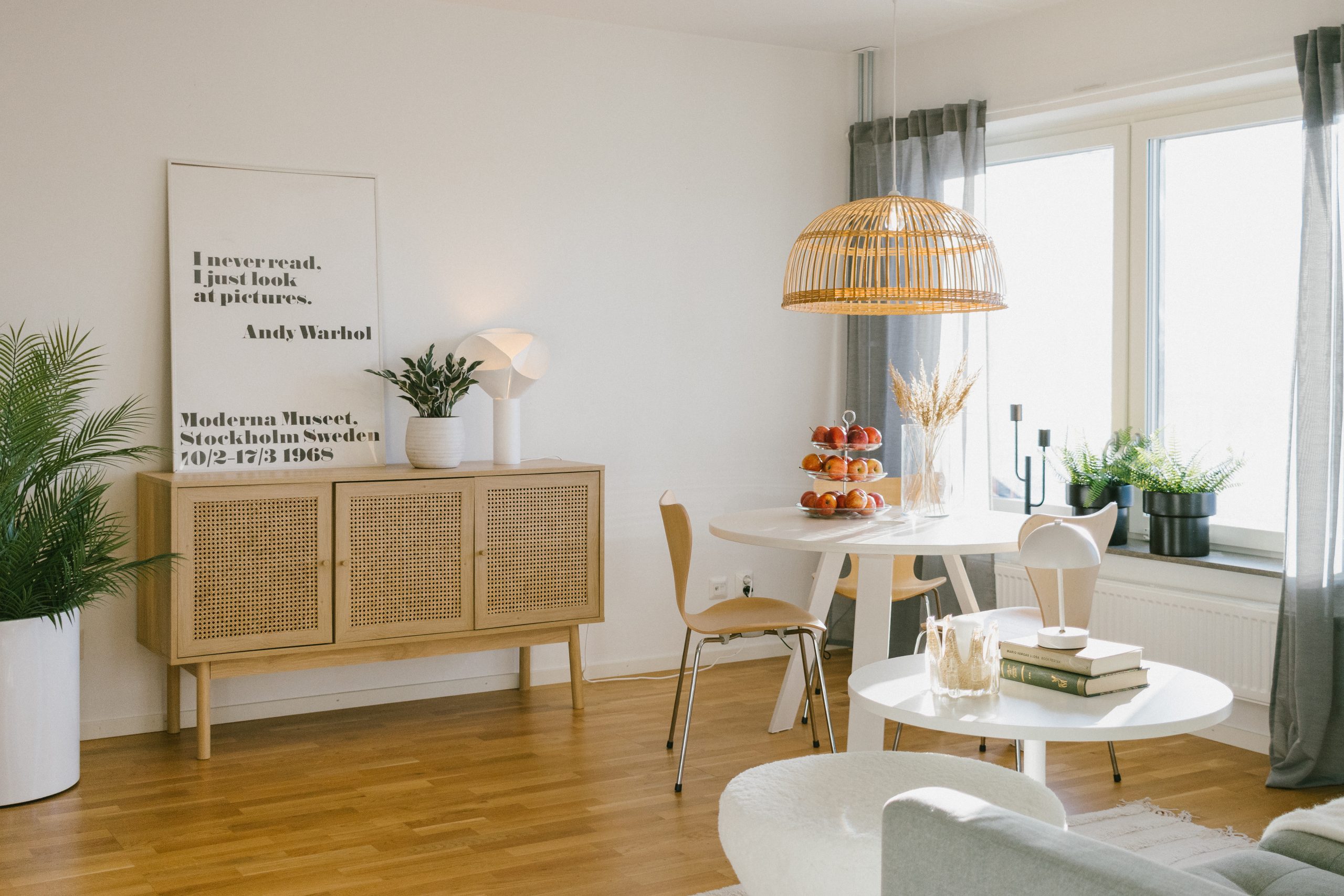 Öppet rum med matbord och soffgrupp