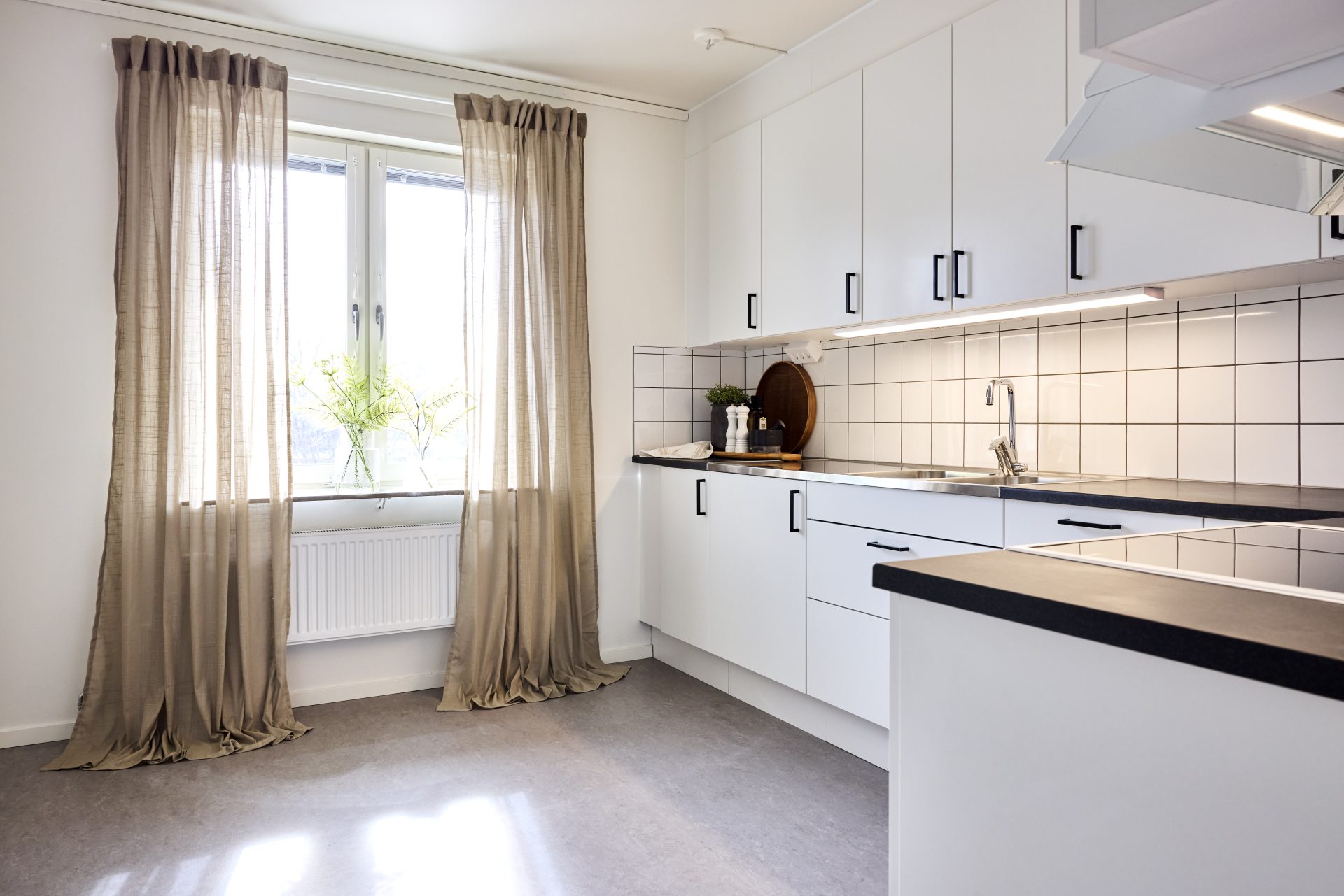 kök med vita köksluckor