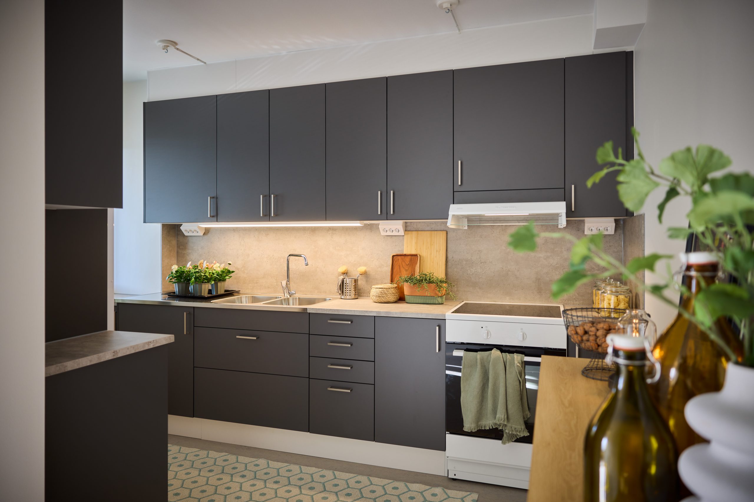 kök med mörkgrå köksluckor