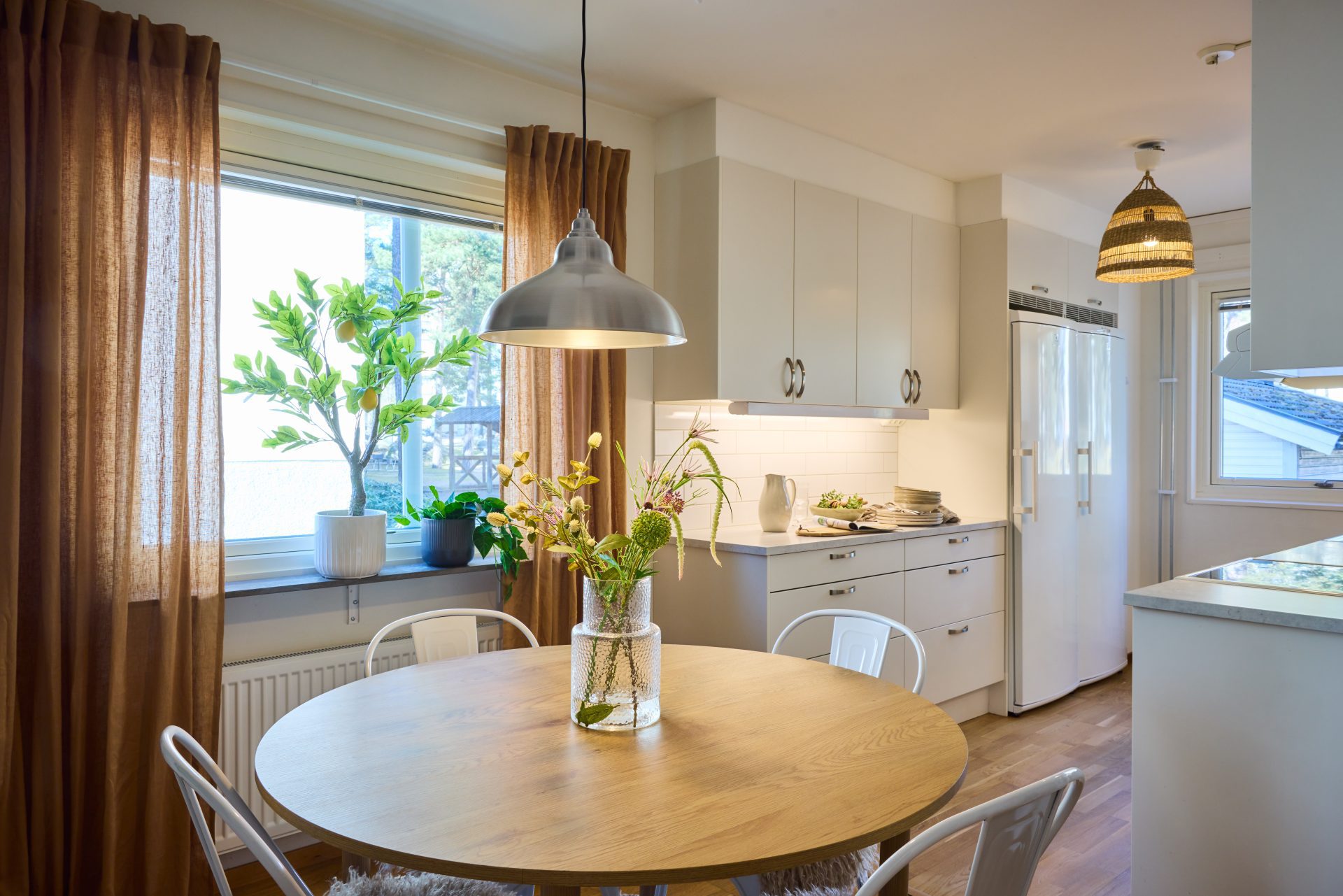Kök med matbord