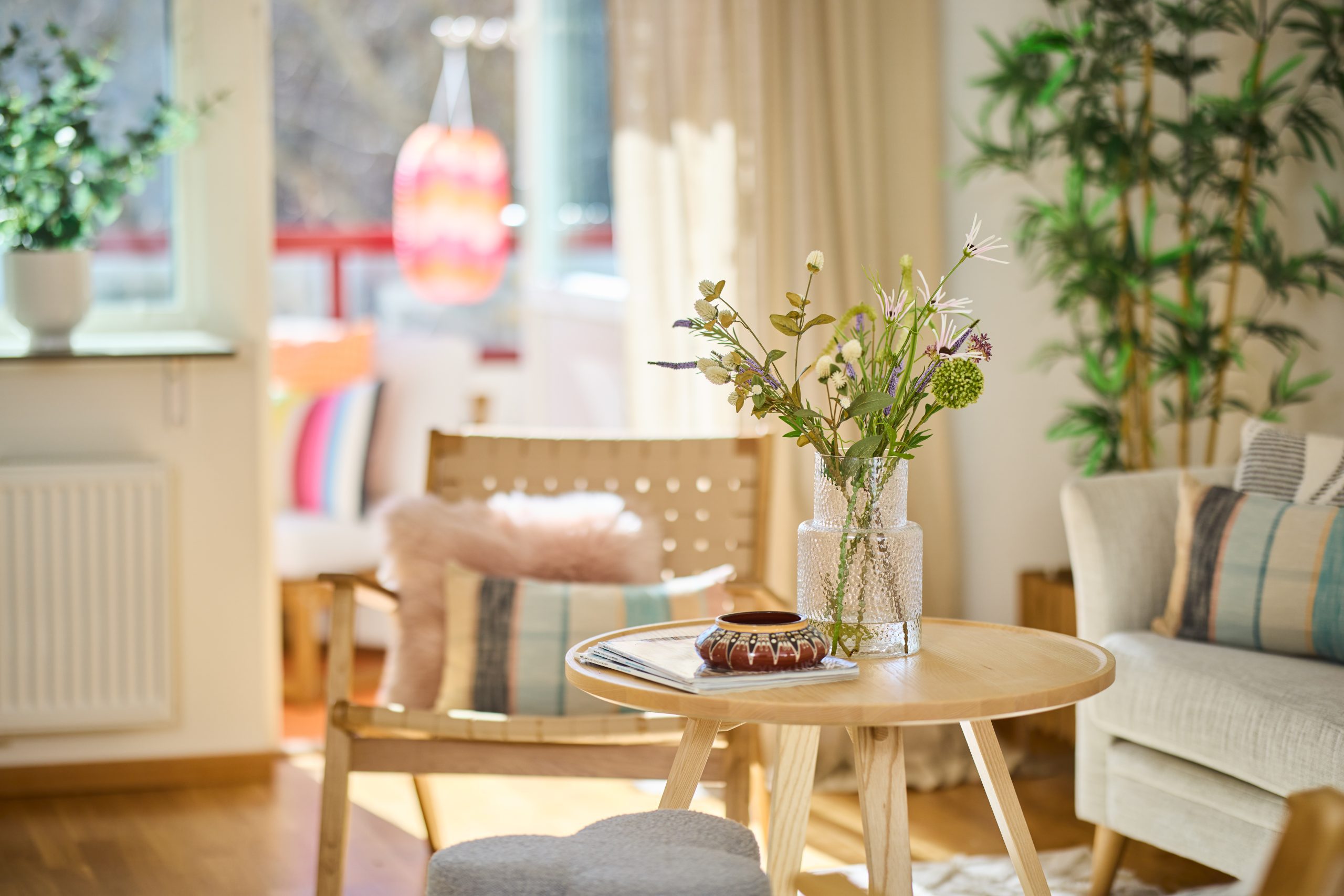 Möblerat vardagsrum med balkong i bakgrunden