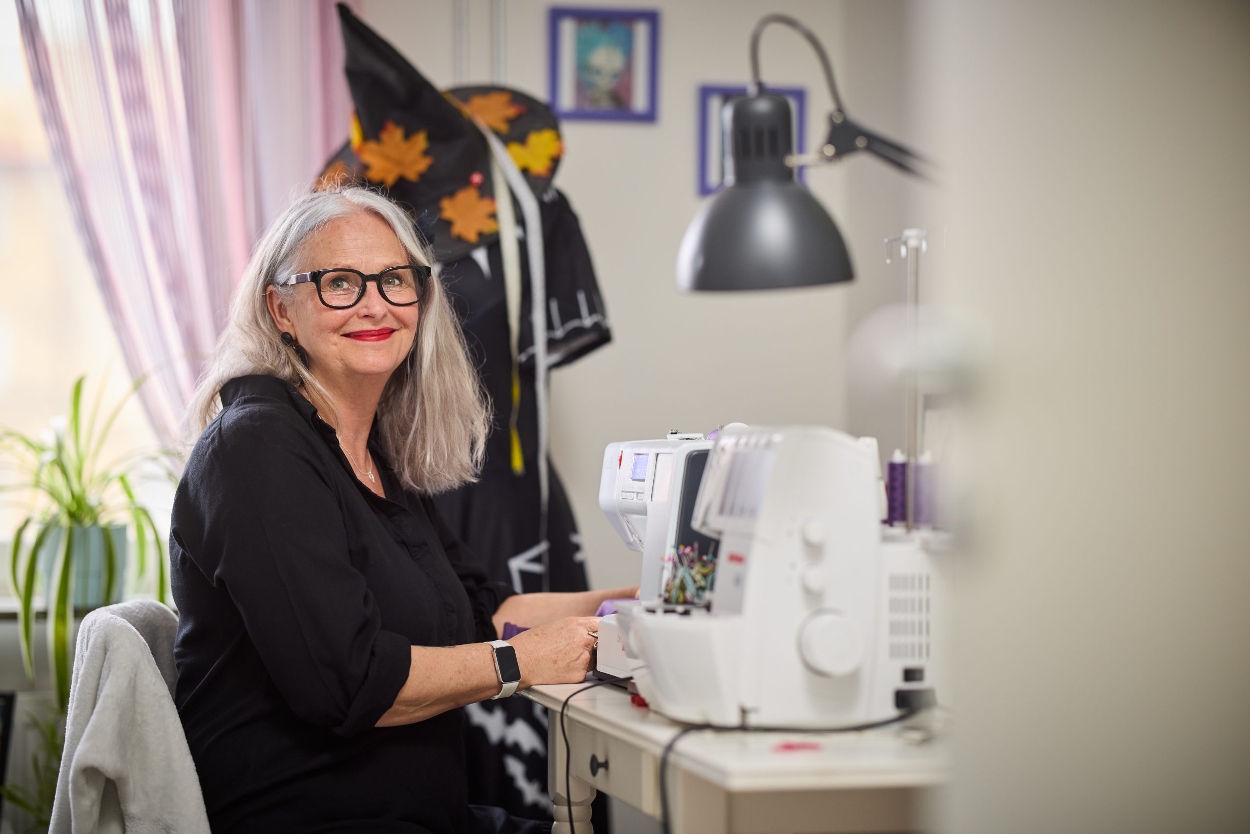 Hyresgäst vid symaskin