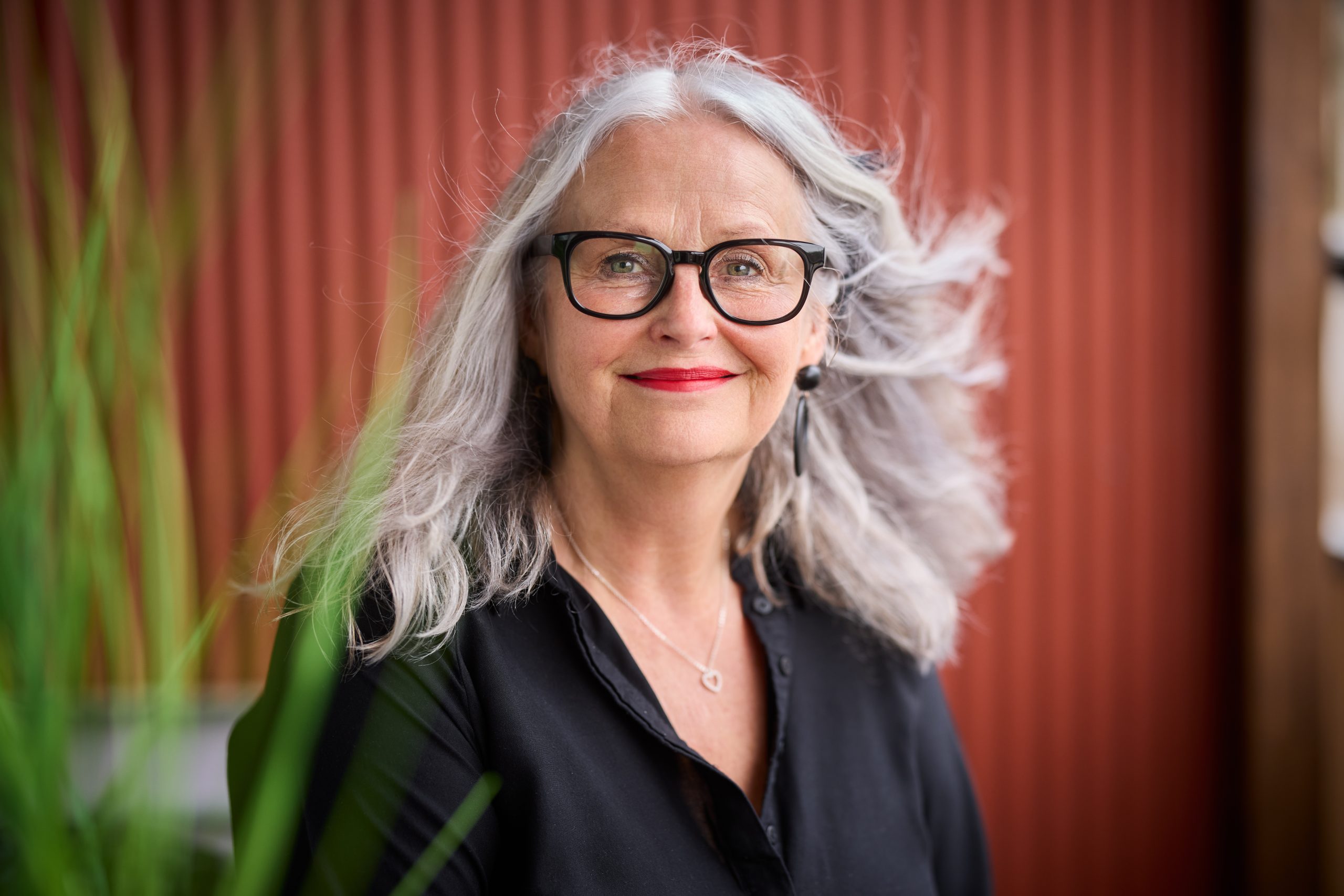 Kvinna som ler mot kameran