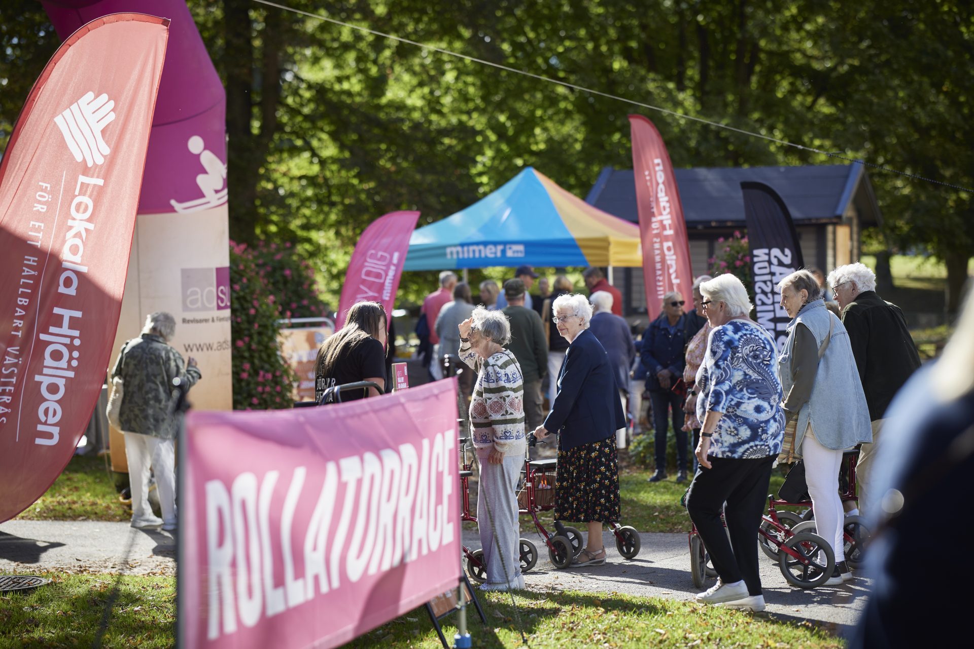Vasaparken med partytält och en skylt där det står Rollatorrace