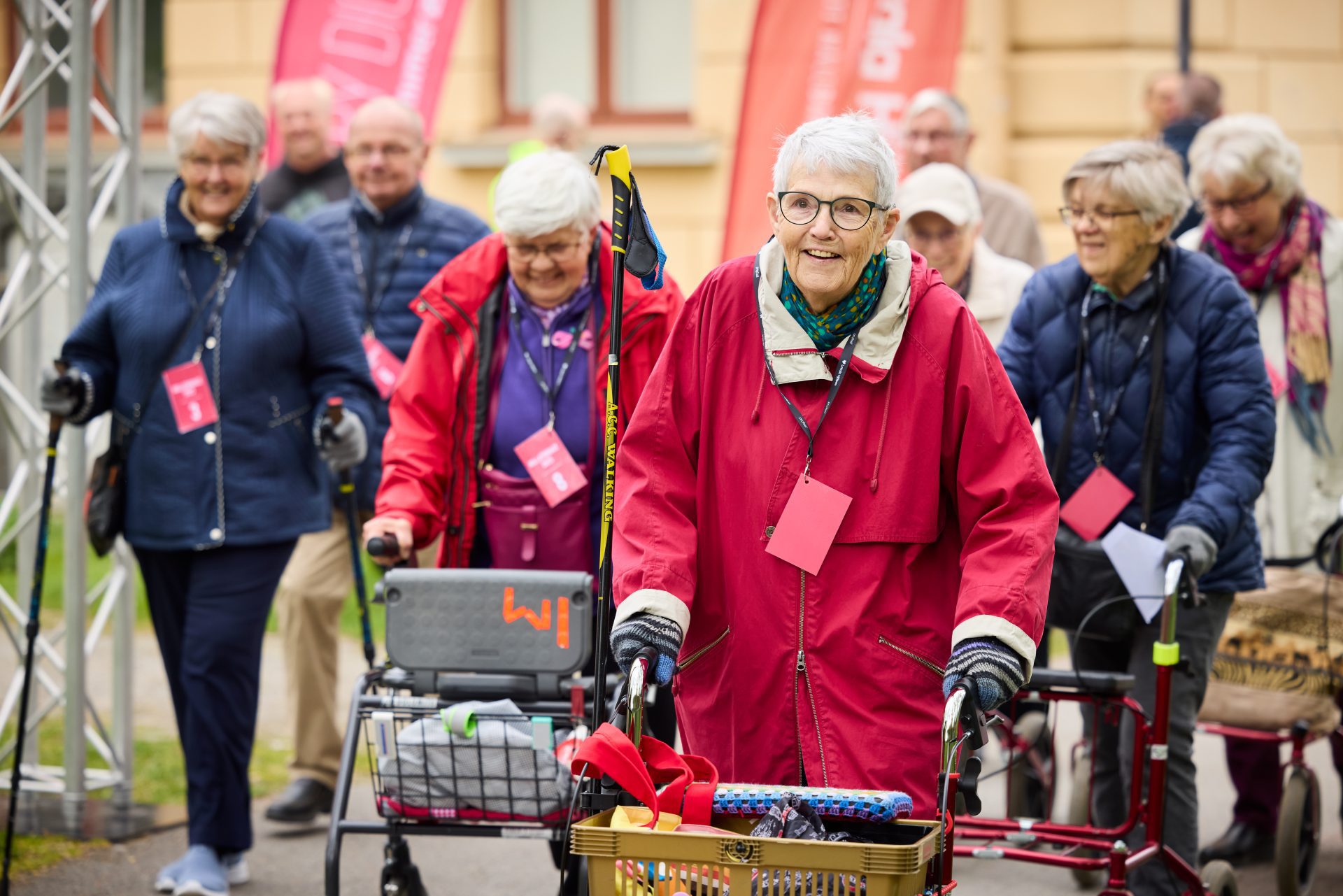 Flera personer med rollatorer