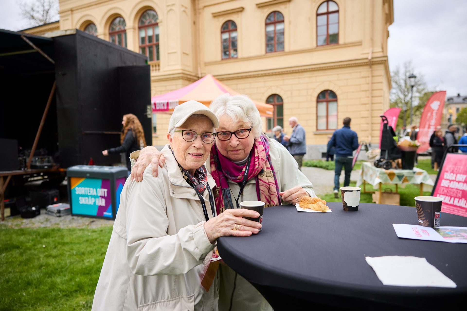 Två damer kramar om varandra