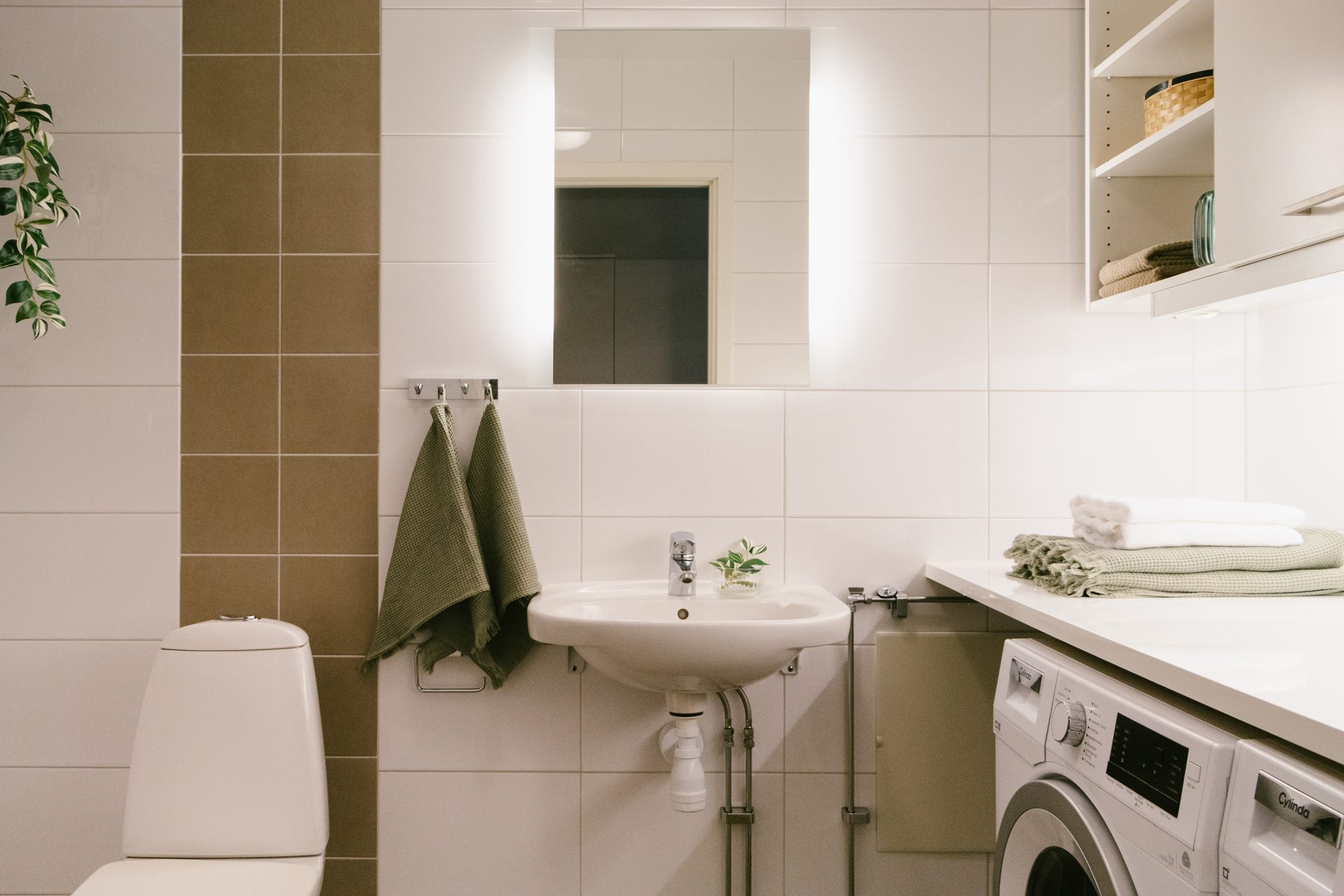 Badrum med tvättmaskin och torktumlare