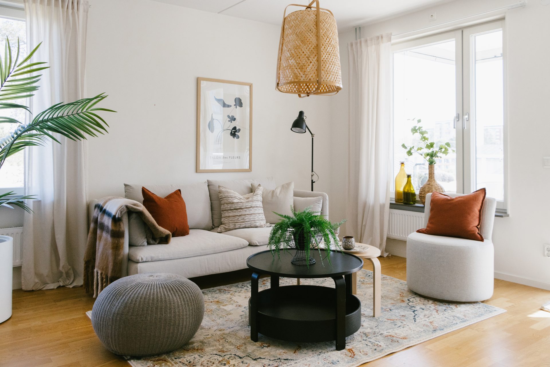 Vardagsrum med möbler