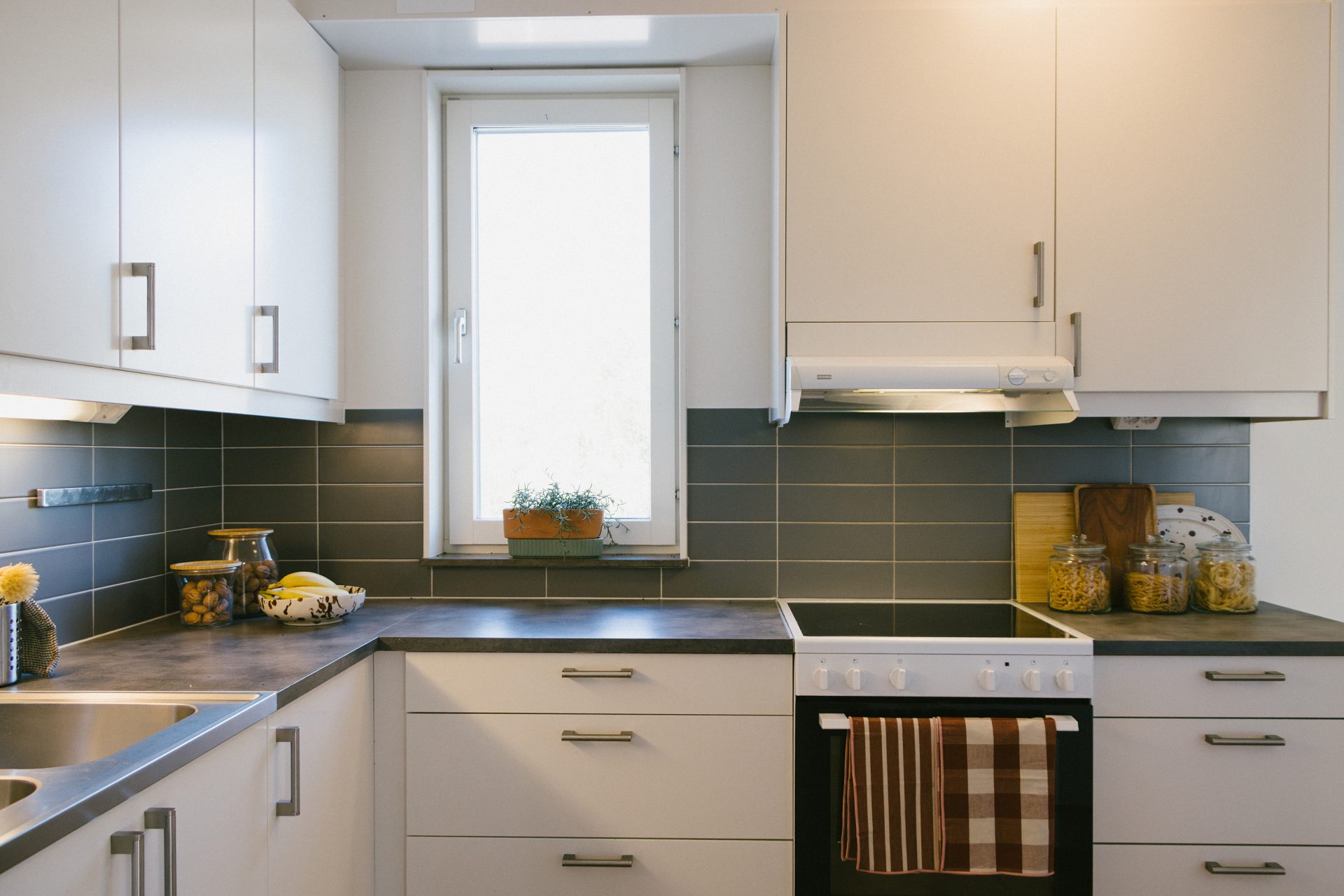 Kök med vita köksluckor