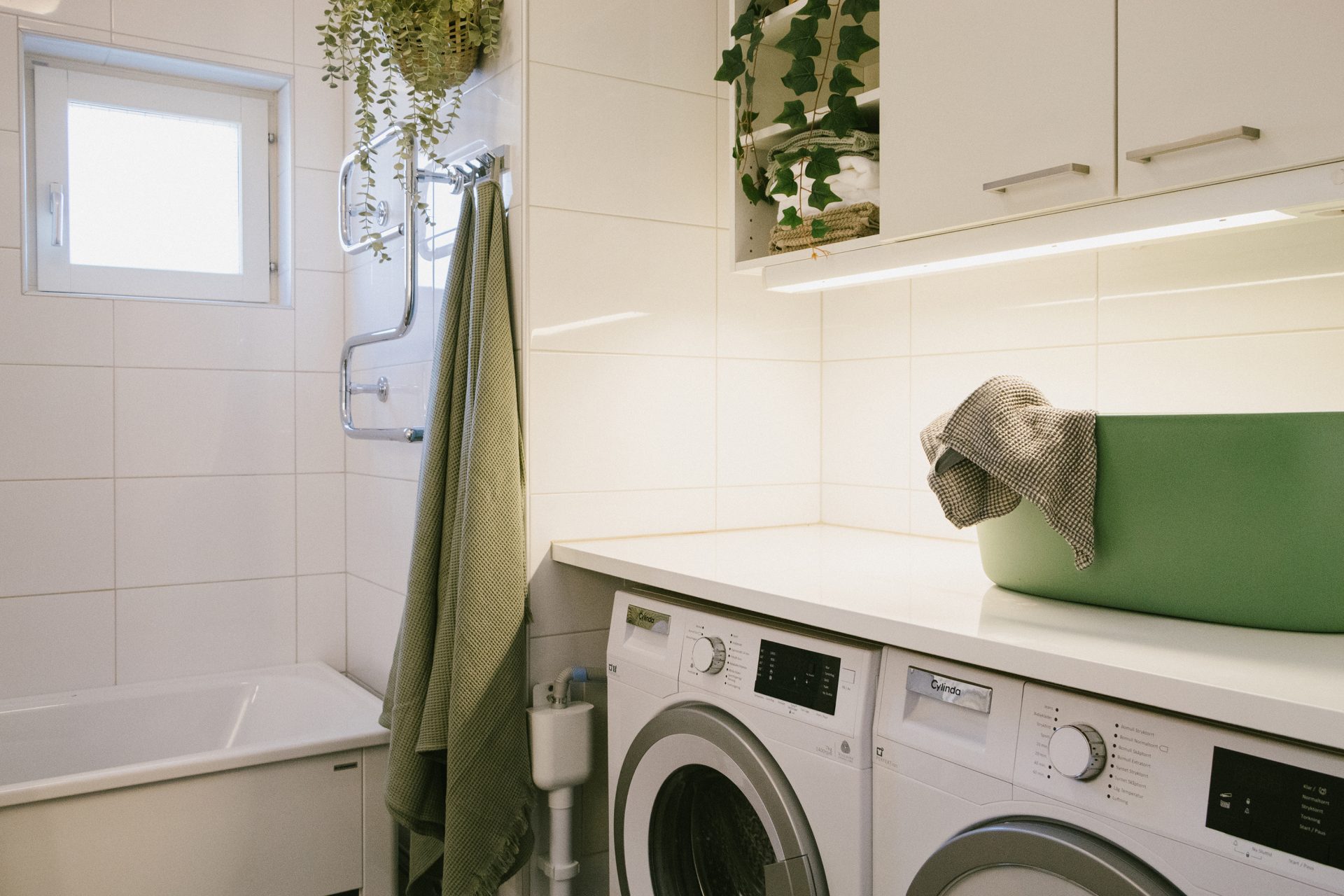 Badrum med tvättmaskin och torktumlare