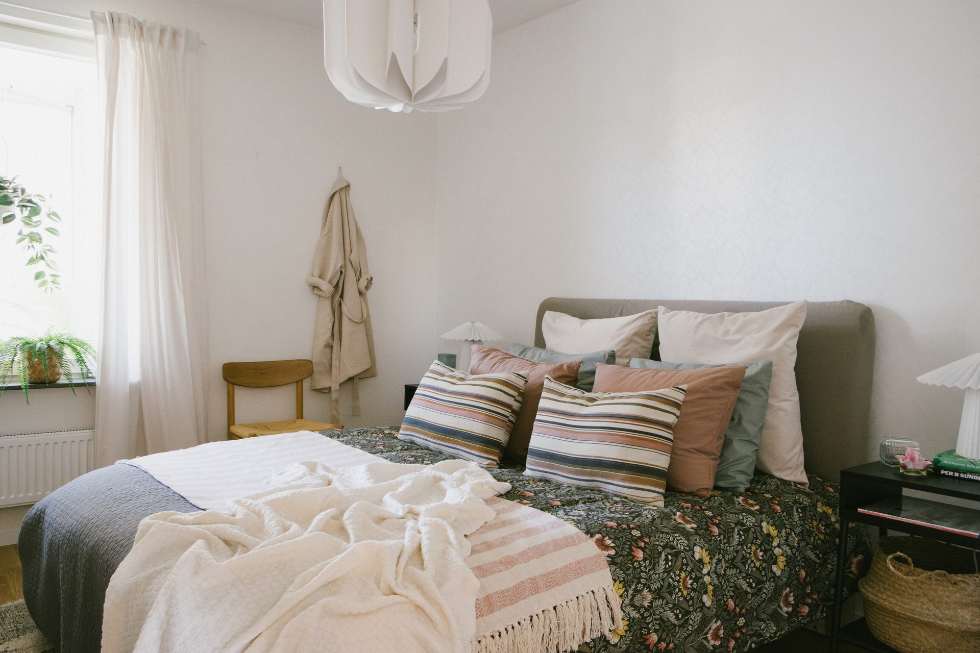 Vitt sovrum med säng