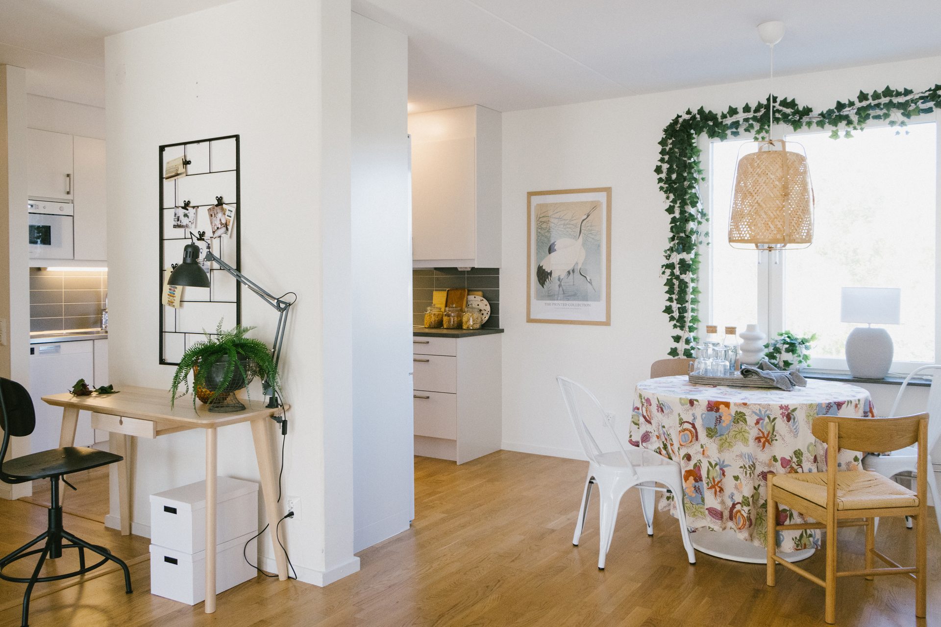 Vardagsrum med öppen planlösning mot kök och matdel