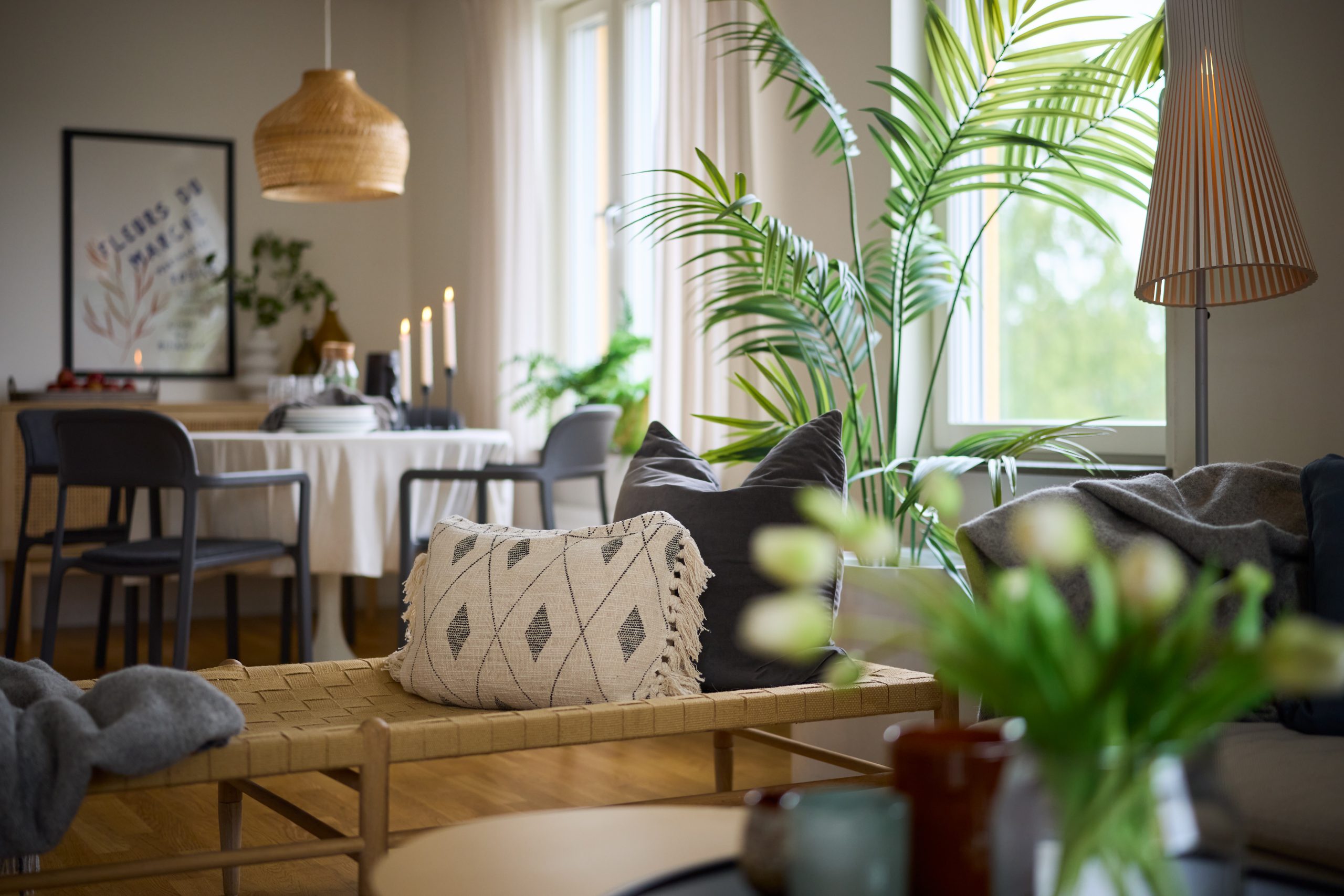Ett vardagsrum med öppen planlösning in till köksdelen