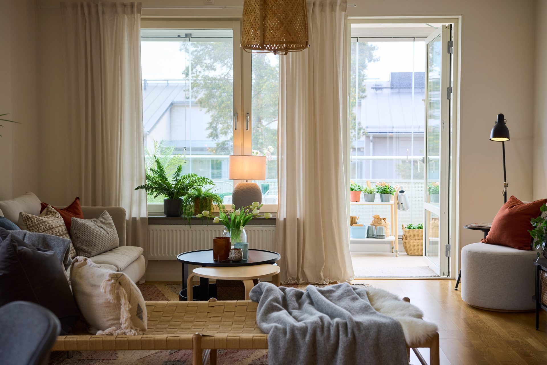Vardagsrum med soffa, dagbädd och tevebänk