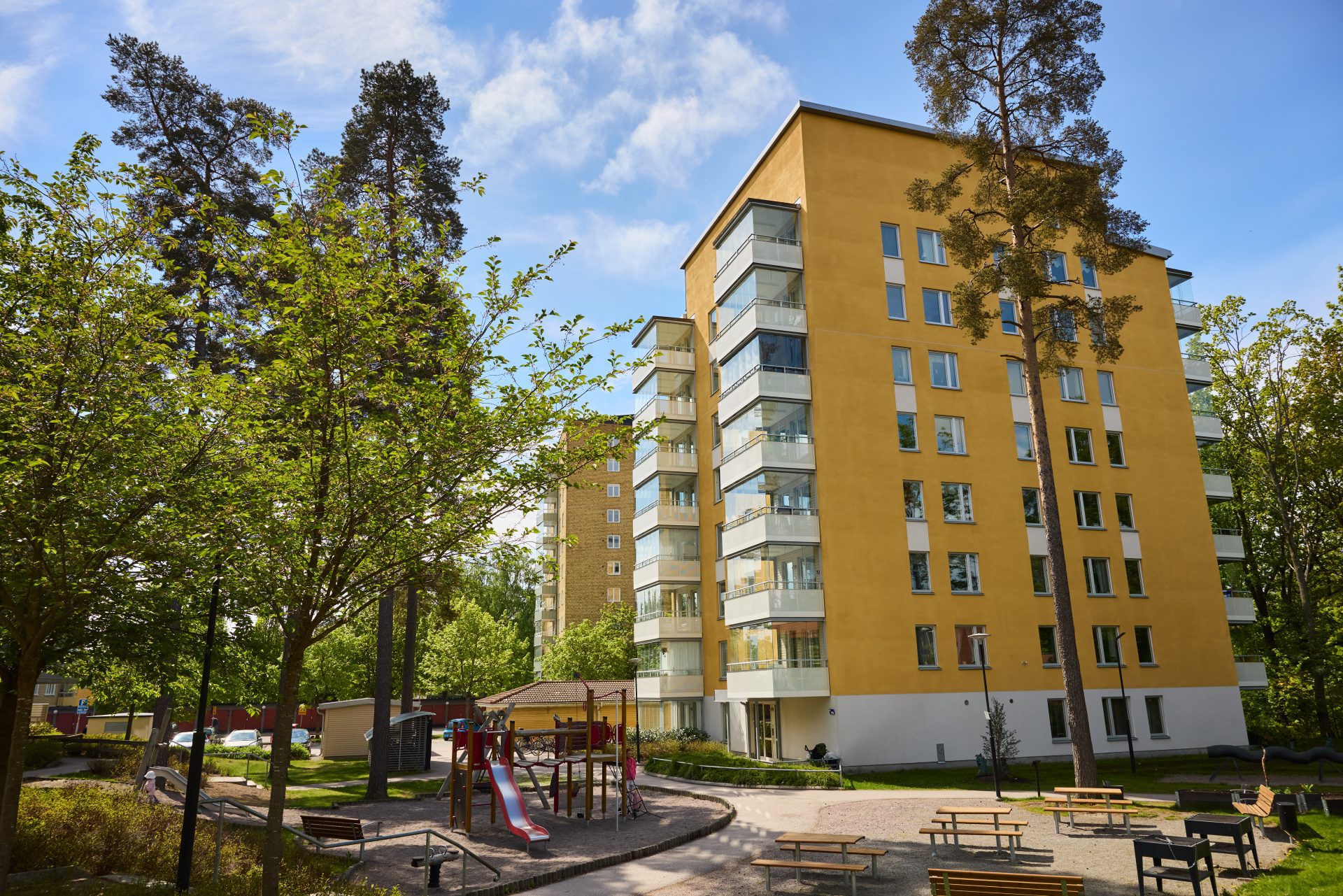Säbygatan 2, gul fasad och det är vår ute