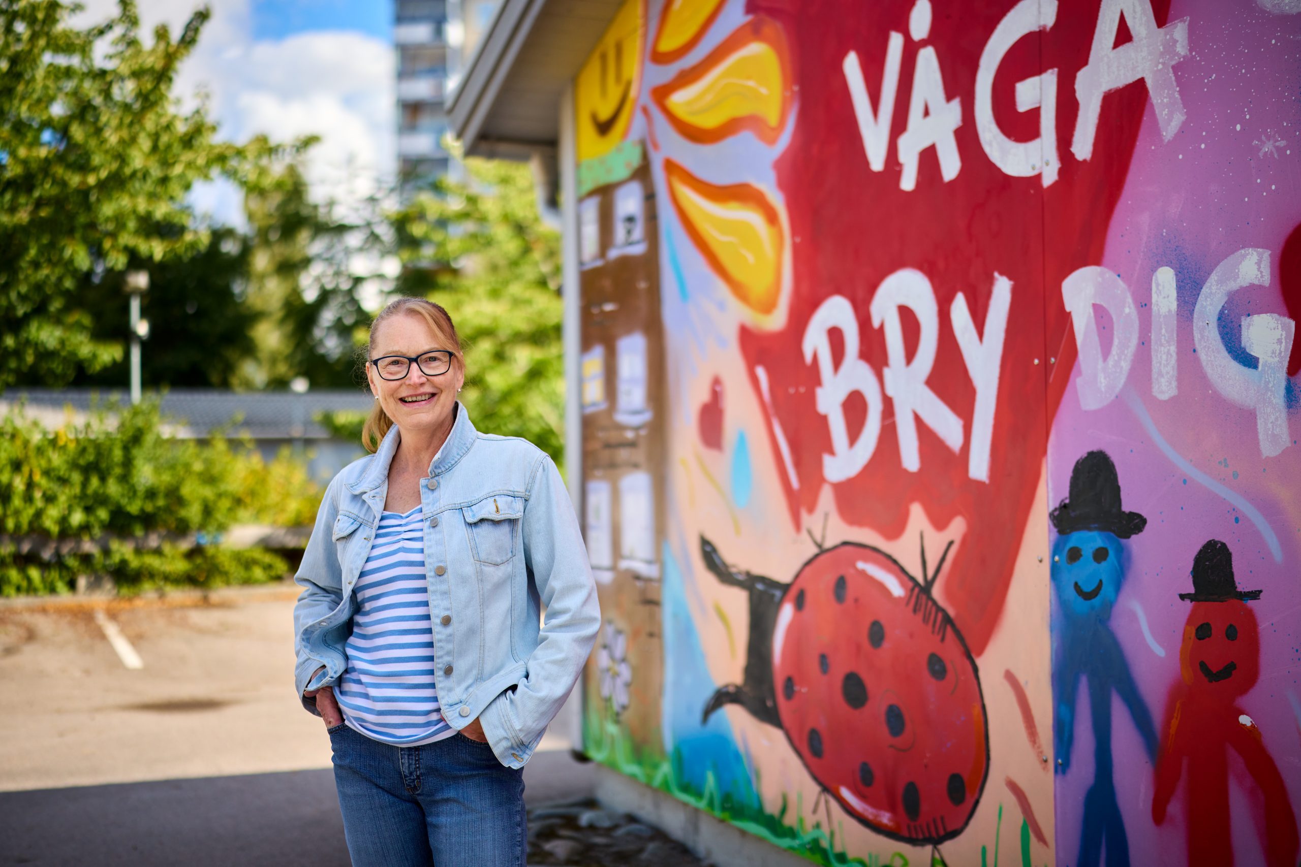 Kvinna som ler in i kameran